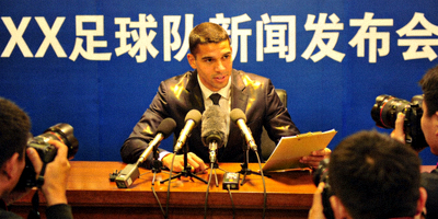 足球运动员在新闻发布会上接受采访